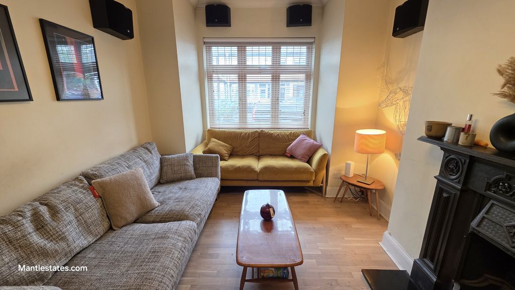 Property photo 2 of 17 Lounge
