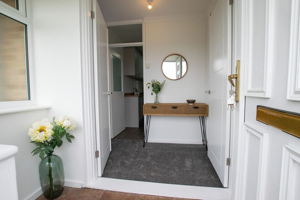 Property photo 2 of 18 Hallway