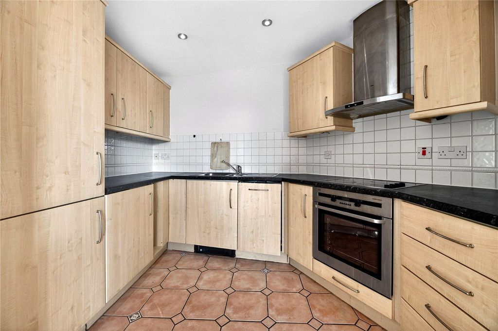Property photo 2 of 20 Reception/Kitchen