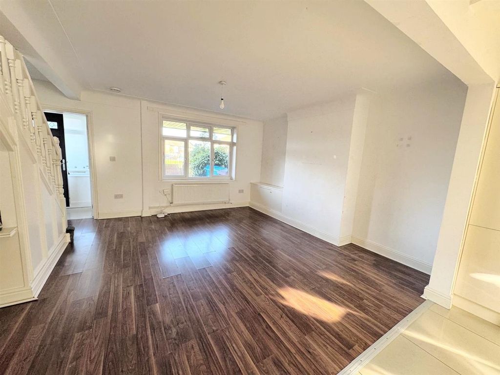 Property photo 3 of 15 Lounge