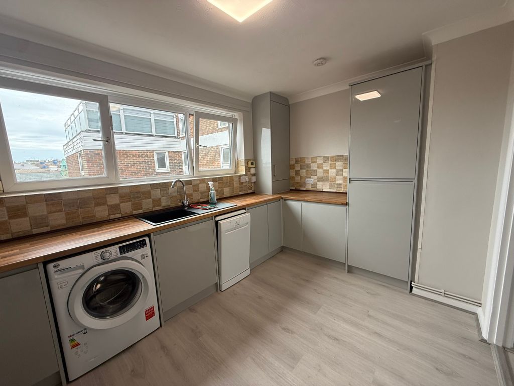 Property photo 3 of 9 Kitchen