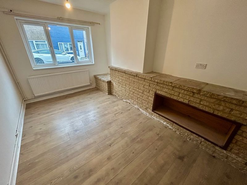 Property photo 1 of 7 Photo 4