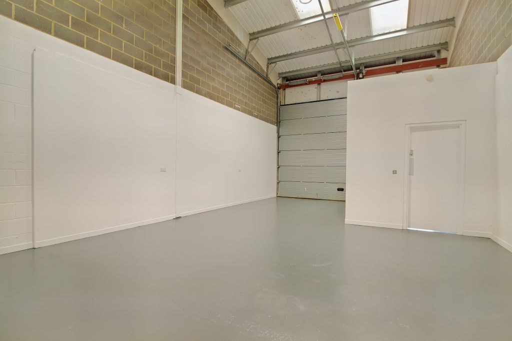 Property photo 3 of 12 8563348-Interior28-800