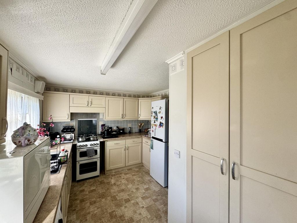 Property photo 3 of 11 Kitchen