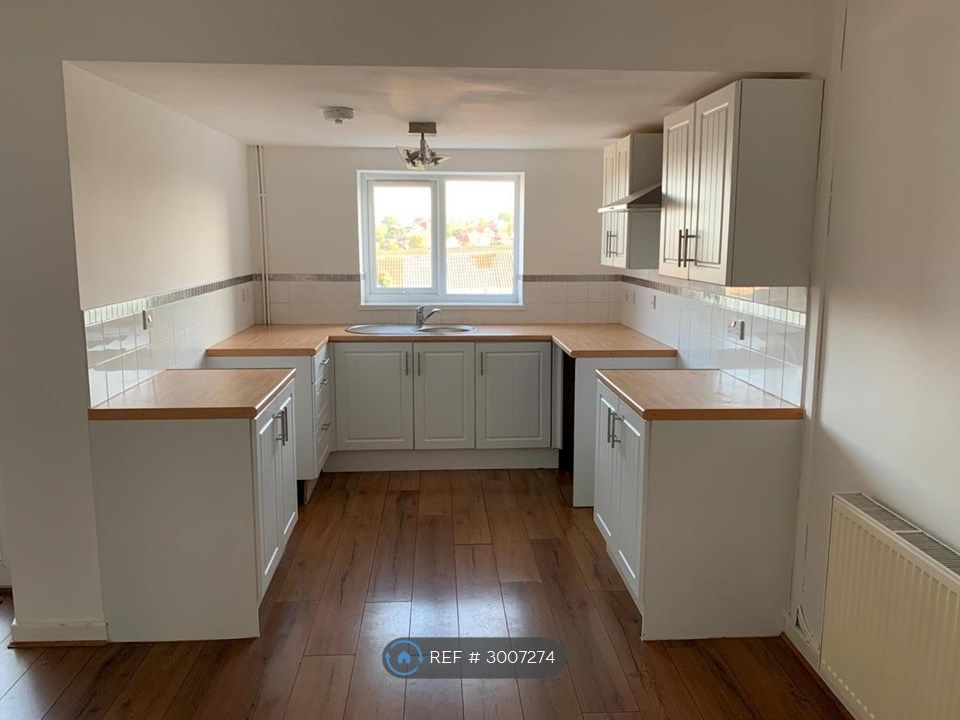 Property photo 2 of 8 Kitchen
