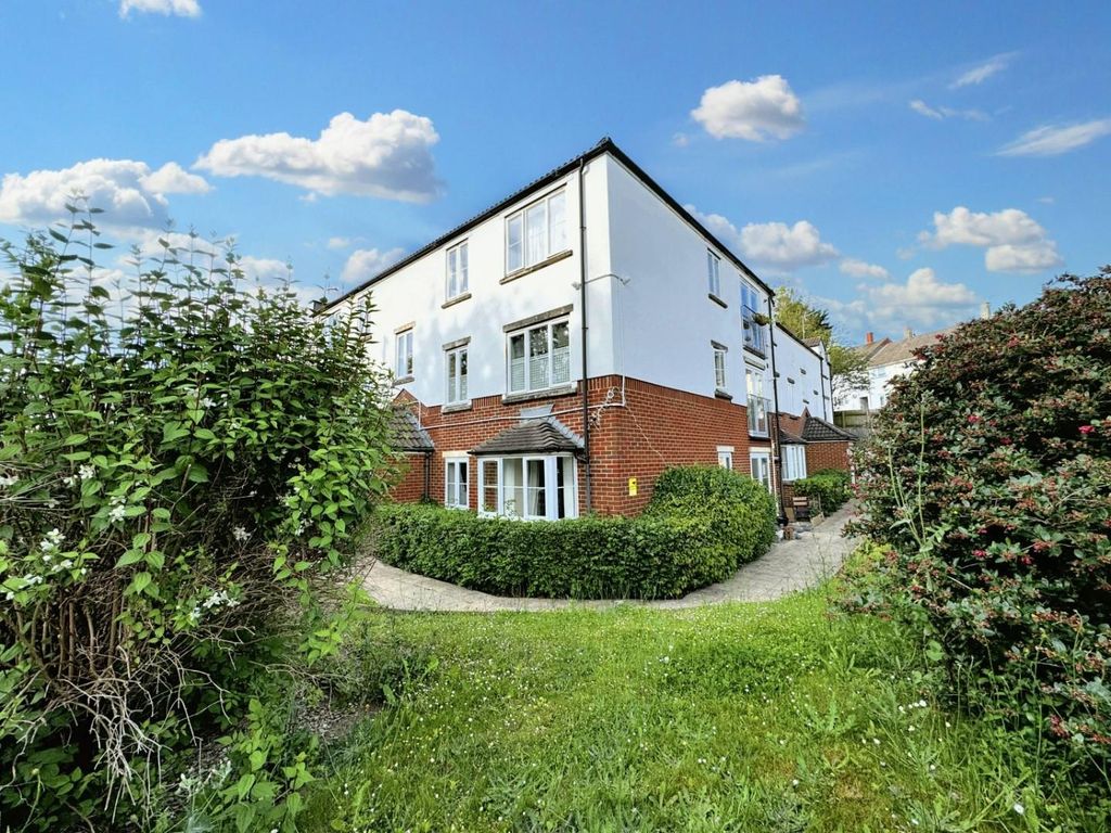 Property photo 1 of 9 Modern Apartment Block With Lush Green Gardens...