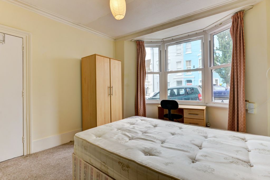 Property photo 2 of 13 A Welcoming Double Bedroom Featuring A Comfortable...