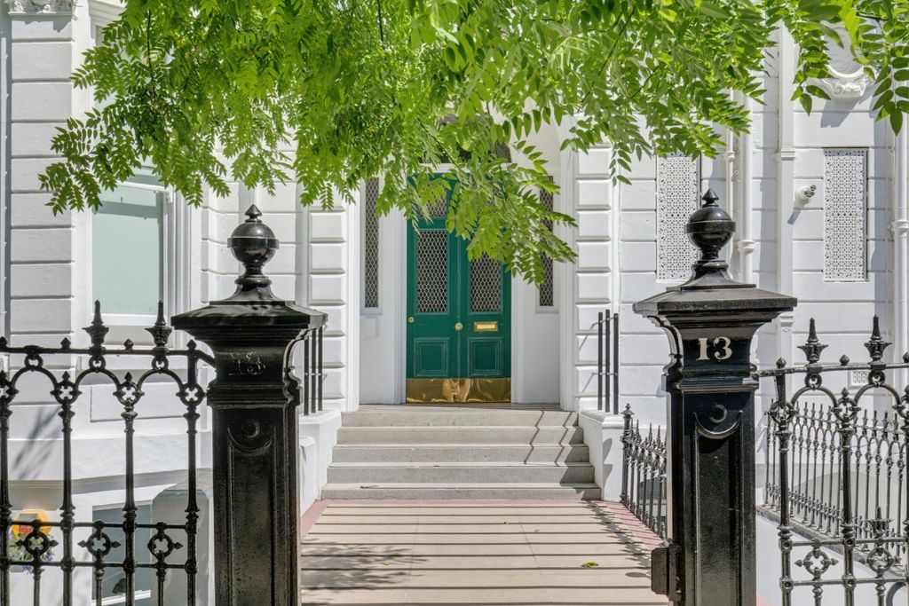 Property photo 3 of 17 Entrance