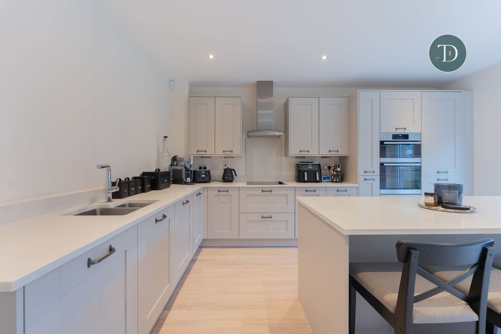 Property photo 2 of 32