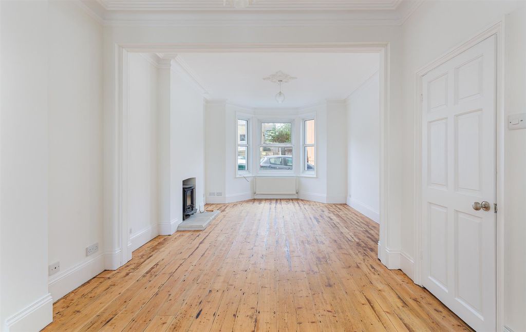 Property photo 2 of 31