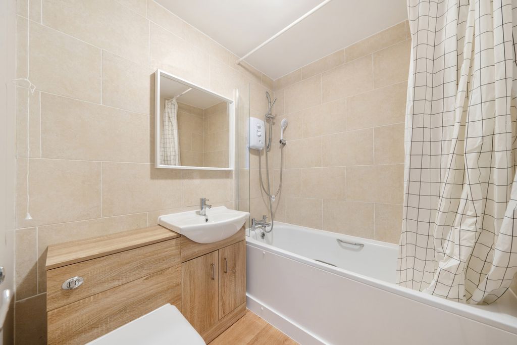 Property photo 3 of 17 Bathroom