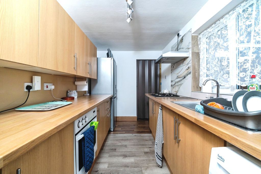 Property photo 3 of 12 Kitchen