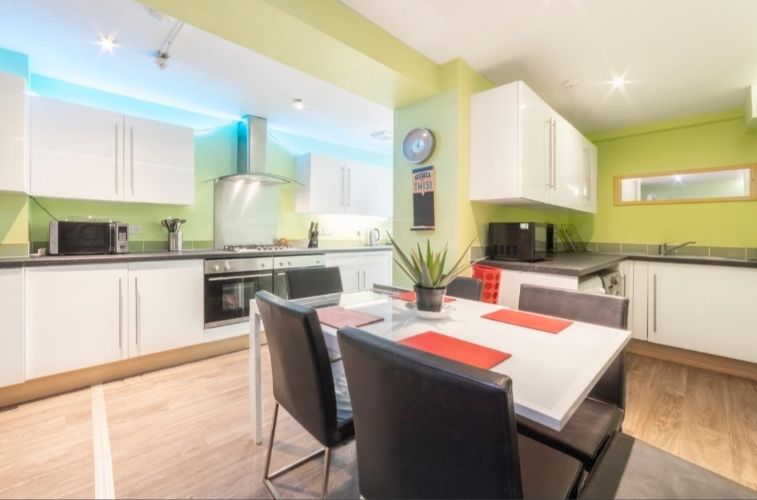 Property photo 1 of 9 Cover