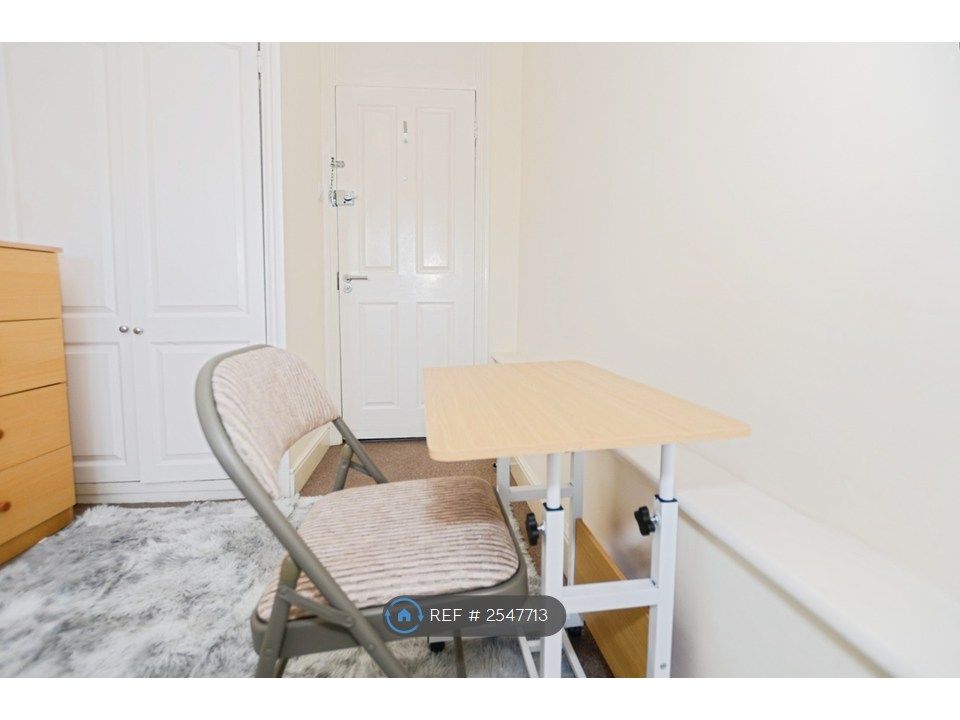 Property photo 2 of 23 Room 4
