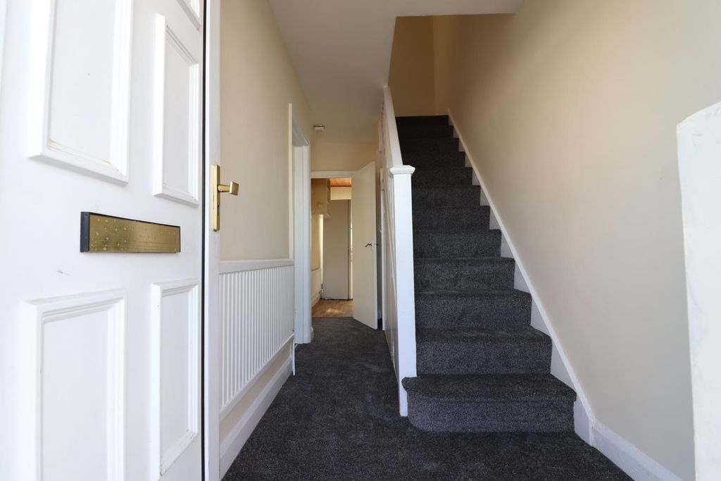Property photo 2 of 15 3 Bedroom Semi Detached For Rent