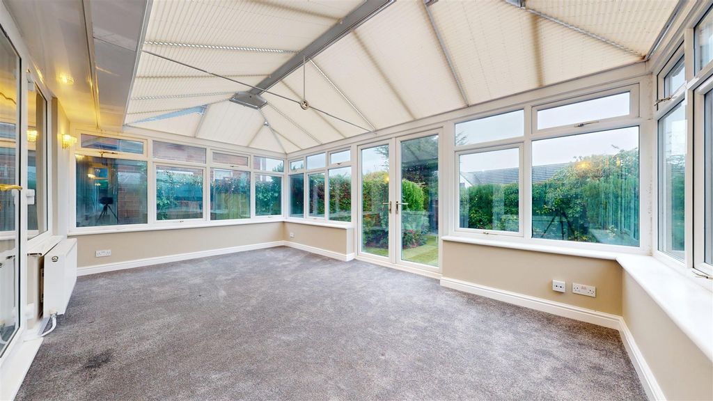 Property photo 2 of 28 Villiers Crescent Conservatory