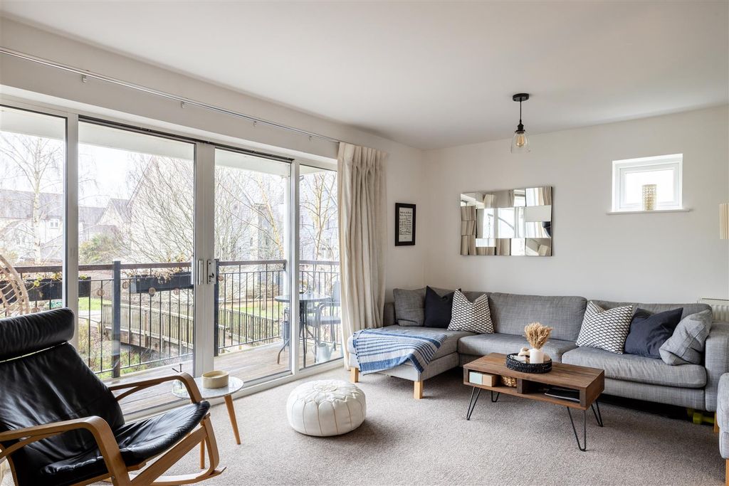 Property photo 2 of 31