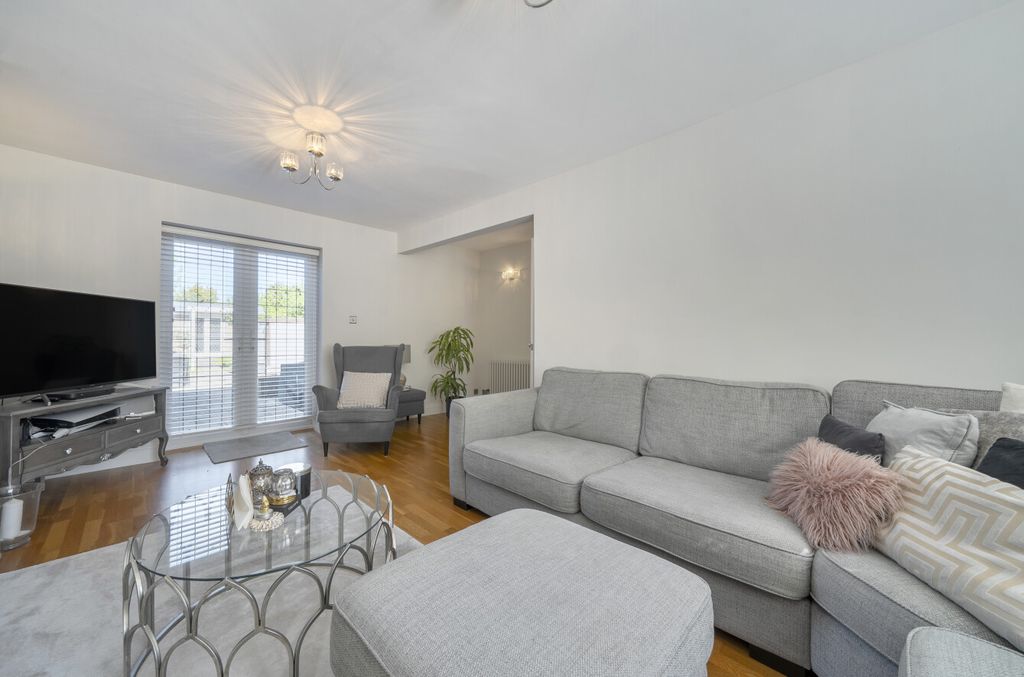 Property photo 3 of 14 Lounge2