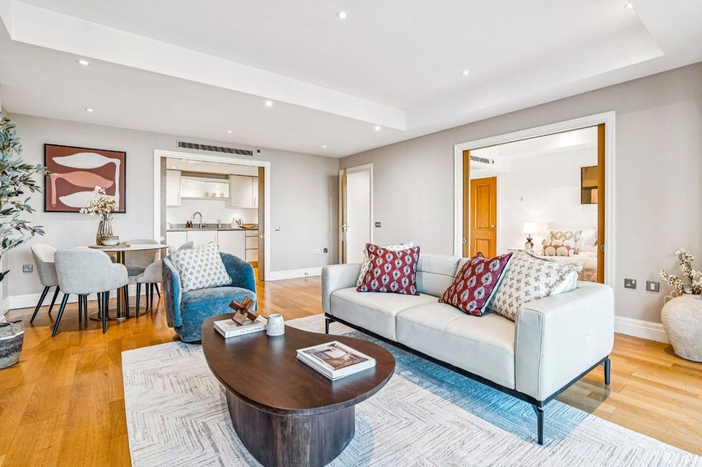 Property photo 3 of 15 Sitting Room