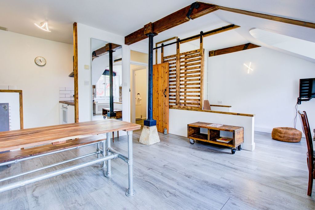 Property photo 2 of 14 Living (2)