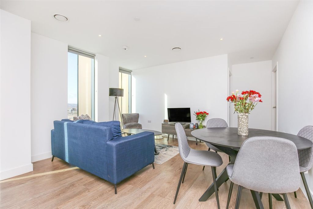 Property photo 2 of 13 9A43B201-E51F-4586-B037-Fa137F1B1Ed9