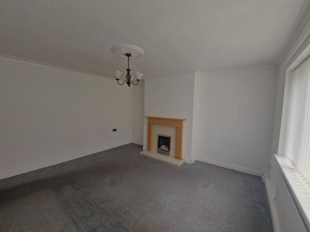 Property photo 3 of 11 Lounge