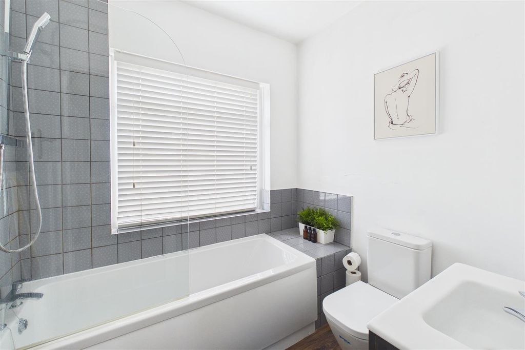 Property photo 3 of 17 Bathroom .Jpg