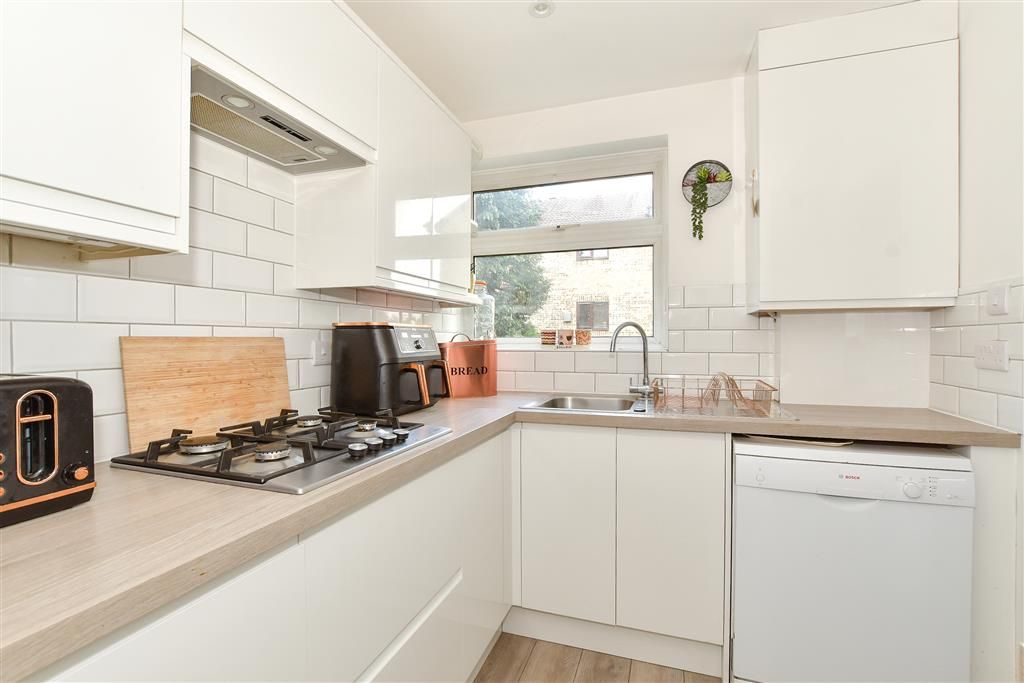 Property photo 3 of 10 Kitchen