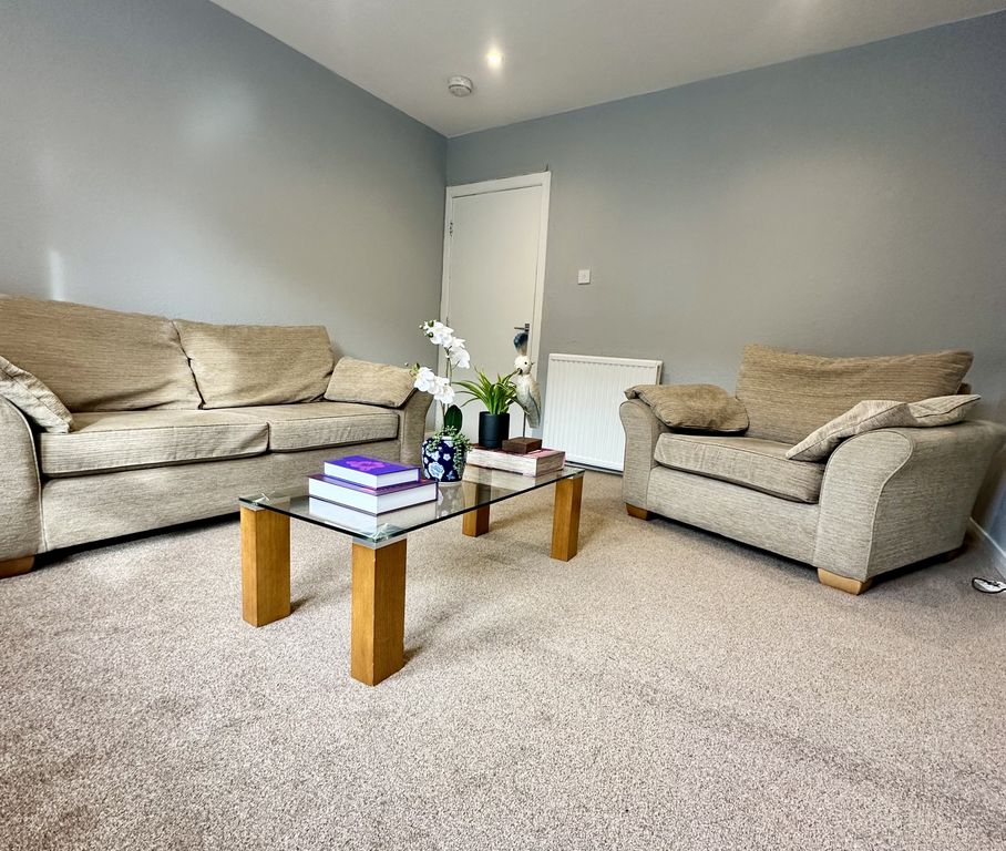 Property photo 1 of 11 Living (A)