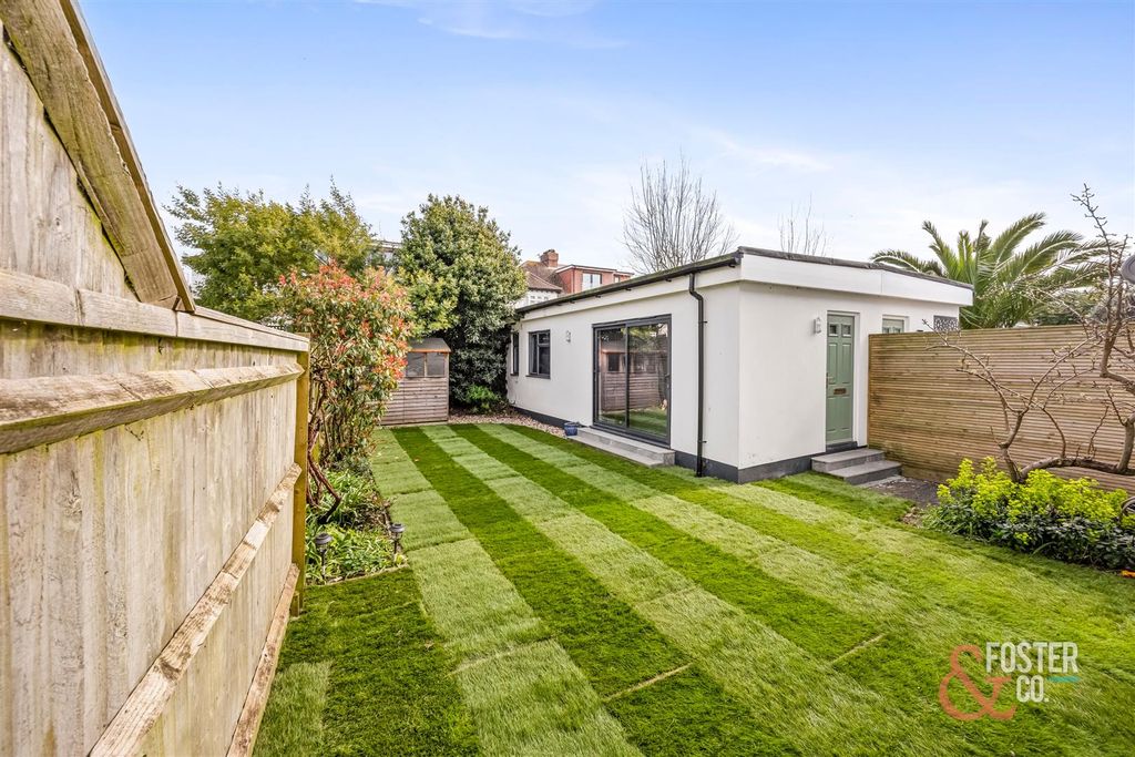 Property photo 2 of 24 Berriedale Avenue, 61-002.Jpg