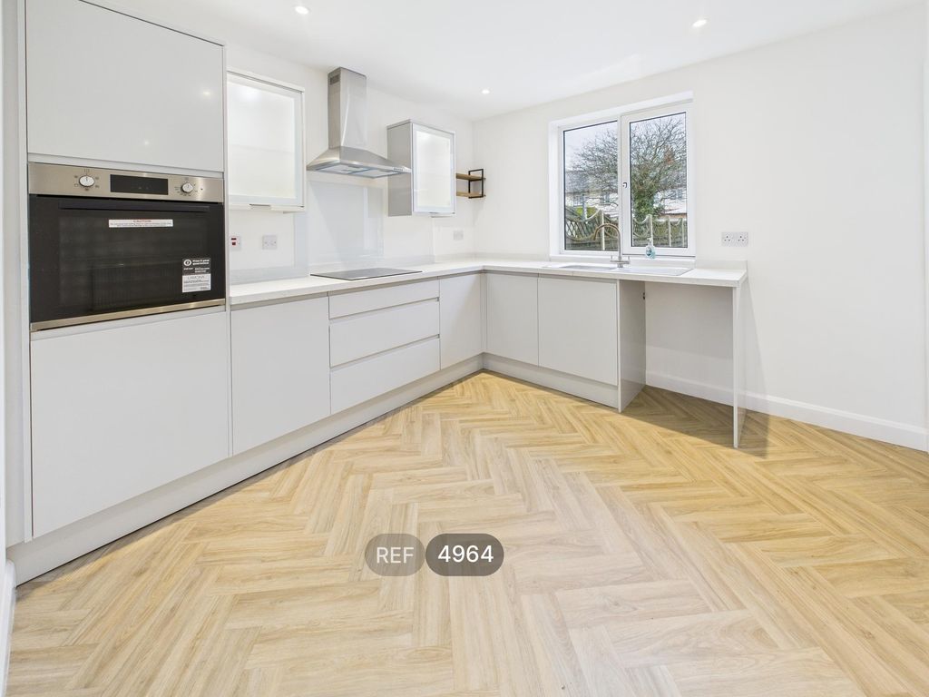 Property photo 3 of 12 Kitchen