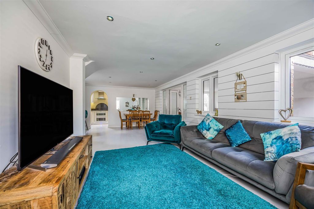 Property photo 2 of 22 54 Auckland Road East, Southsea-Small-Porticomarke