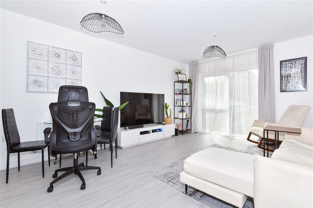 Property photo 3 of 8 Kitchen/Lounge