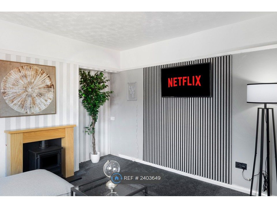 Property photo 1 of 19 Living Room With Netflix