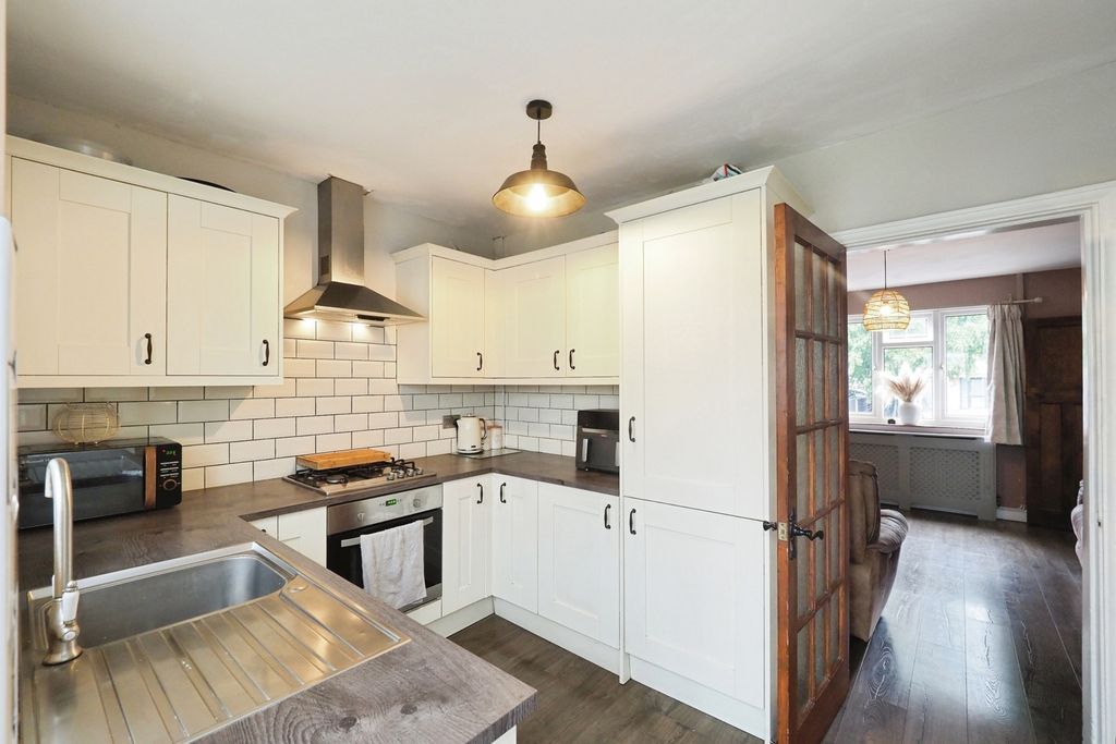 Property photo 3 of 17 Kitchen