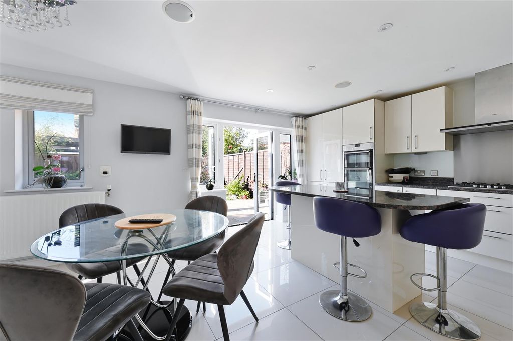 Property photo 3 of 19 Glanville Way (15).Jpg