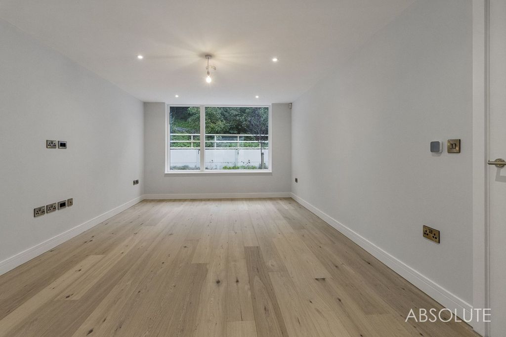 Property photo 3 of 32