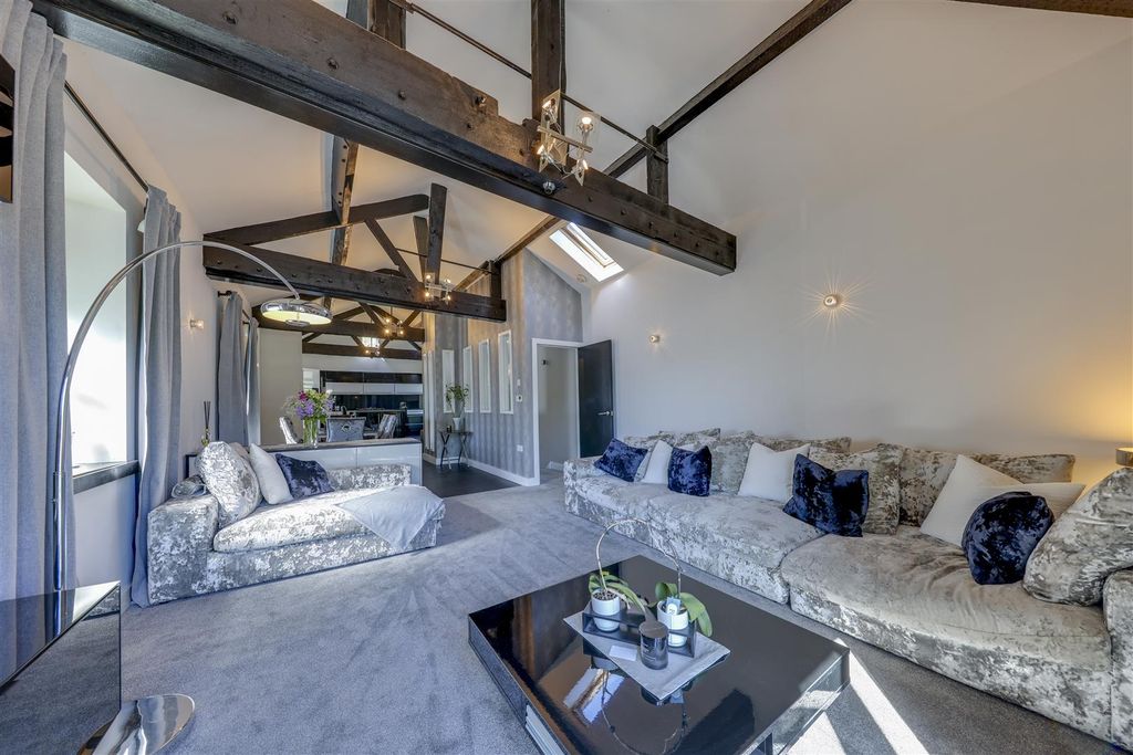 Property photo 1 of 18 Lounge Alt