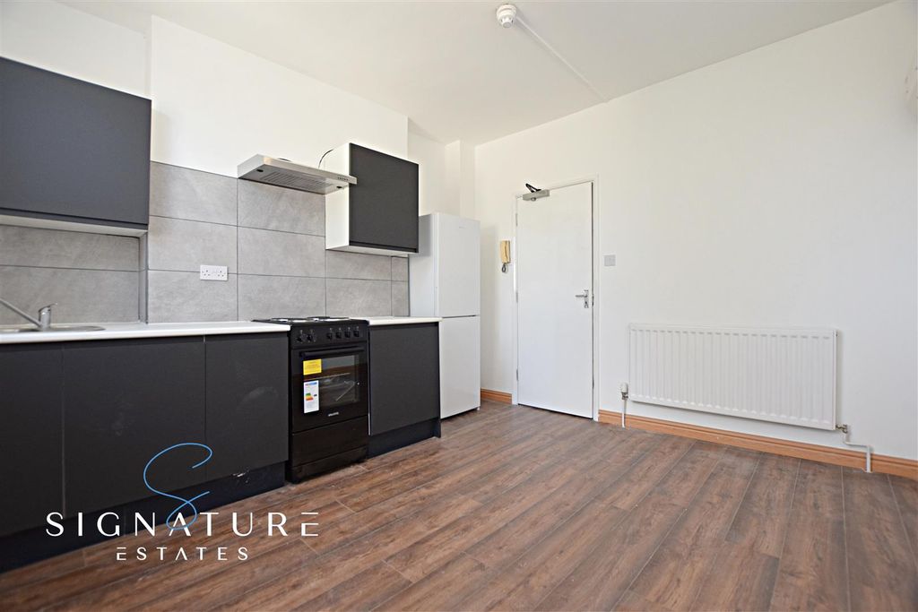 Property photo 2 of 9 Lounge/Bedroom Area