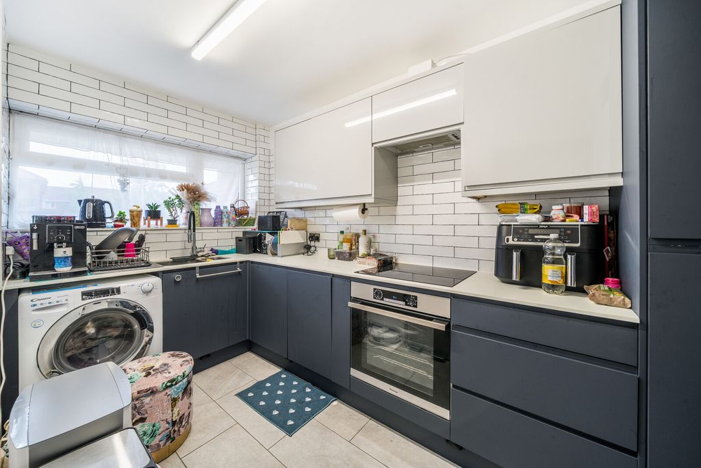 Property photo 3 of 12 1330989-33-68907B...