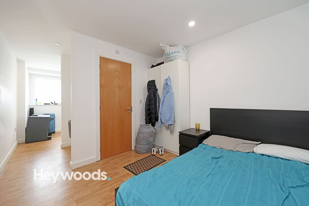 1 bed flat for saleThe Midway, Keele House ST5 photo 4