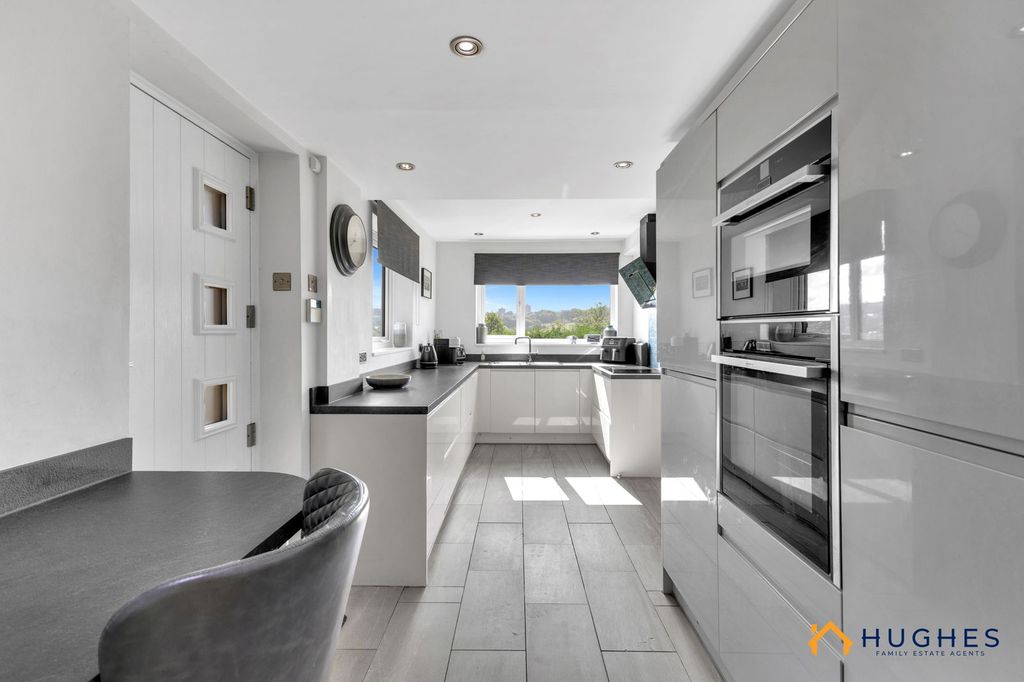 Property photo 3 of 32