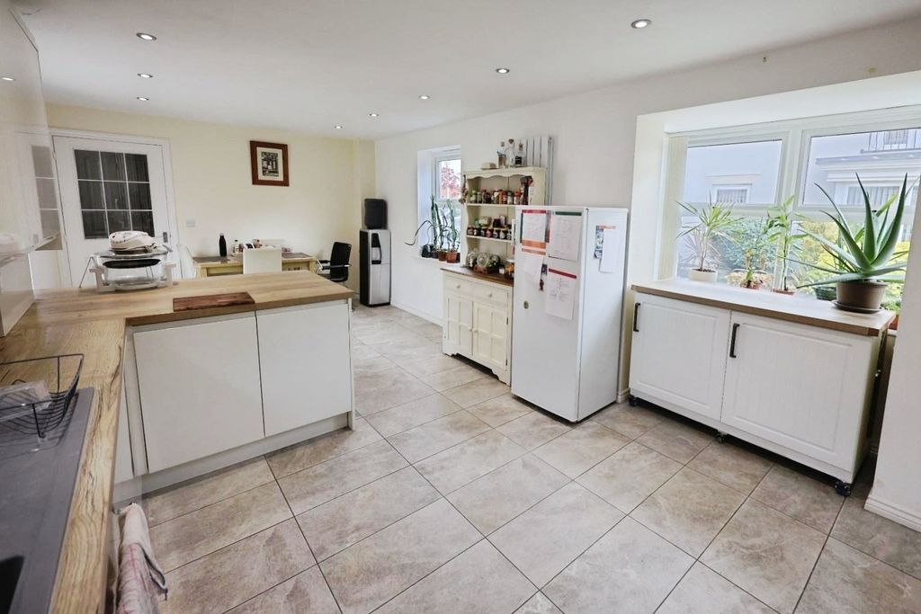 Property photo 3 of 17 Pbox-Img.Jpg
