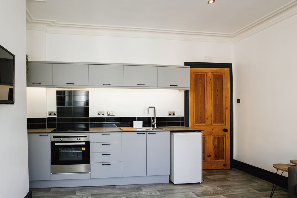 Property photo 3 of 15 Lounge / Kitchen