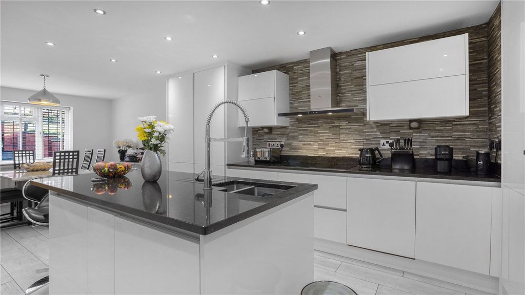 Property photo 3 of 33 Picture No. 14