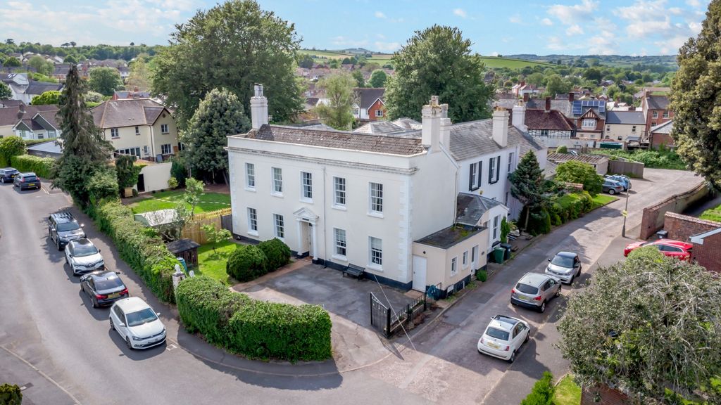 Property photo 1 of 33 Photo 3