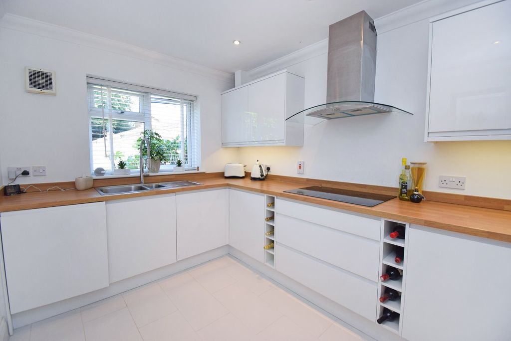Property photo 3 of 15 Kitchen