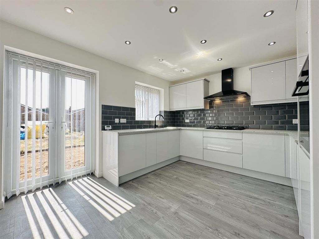 Property photo 3 of 12 Kitchen