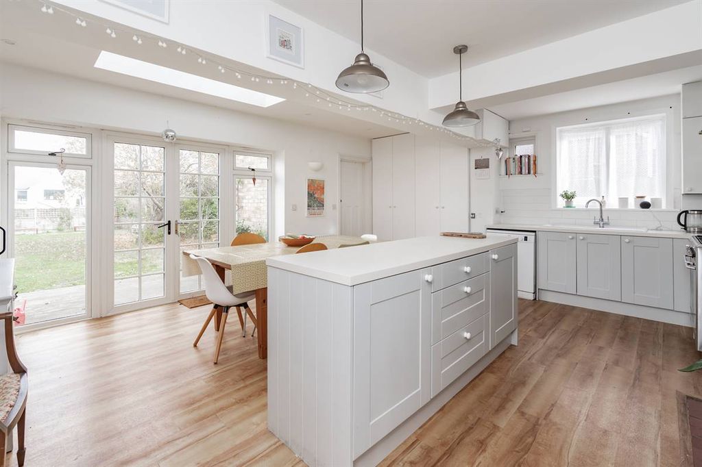 Property photo 3 of 28