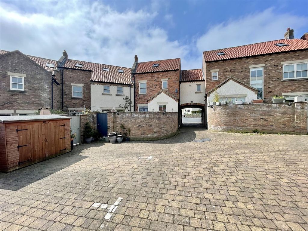 Property photo 2 of 12 Externally